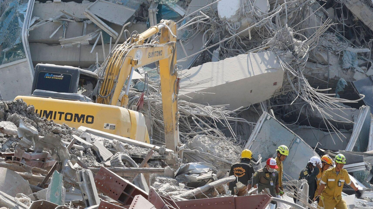 Ljudi hodaju po ruševinama