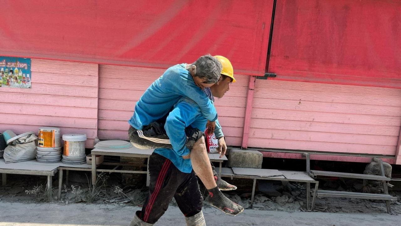 Muškarac nosi drugog muškarca na leđima