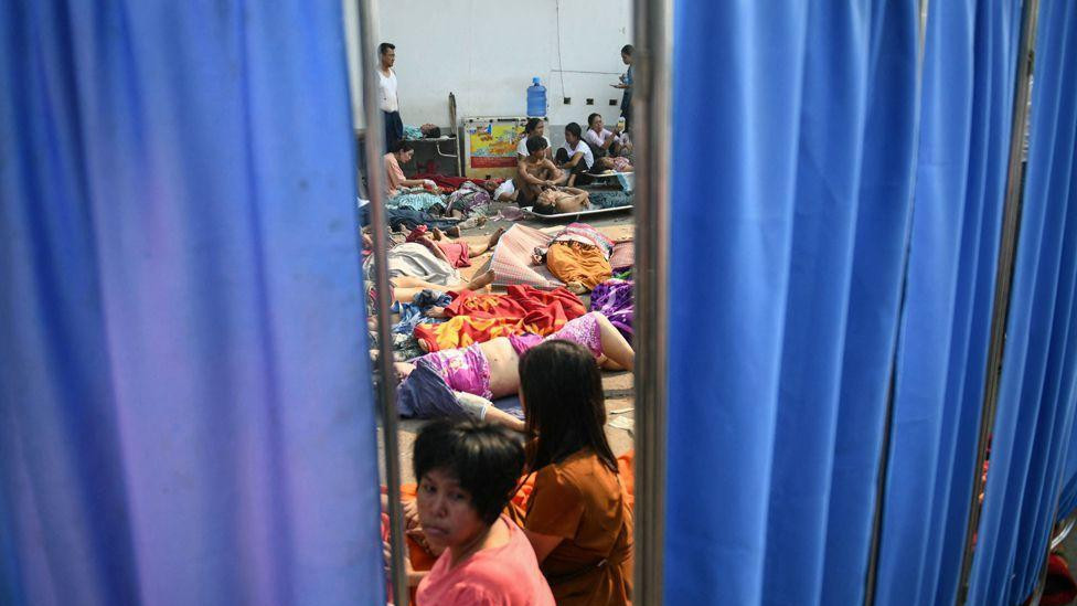 Žrtve zemljotresa leže na podu bolnice