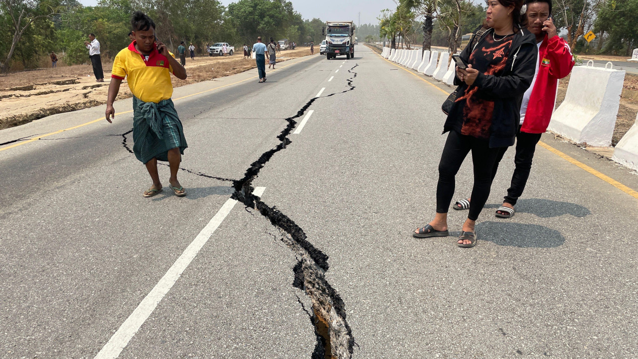 raspuknuta cesta posle zemljotersa