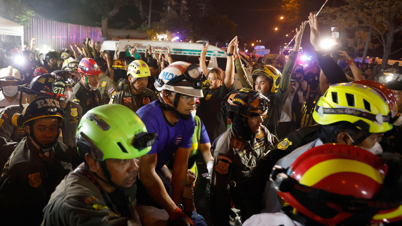 Spasioci traže preživele ispod zgrade