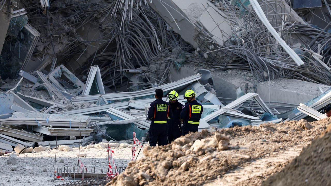 Spasioci traže preživele ispod zgrade u Bankoku