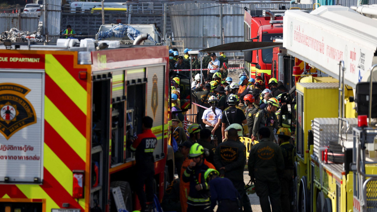 Spasioci pomažu povređenima 