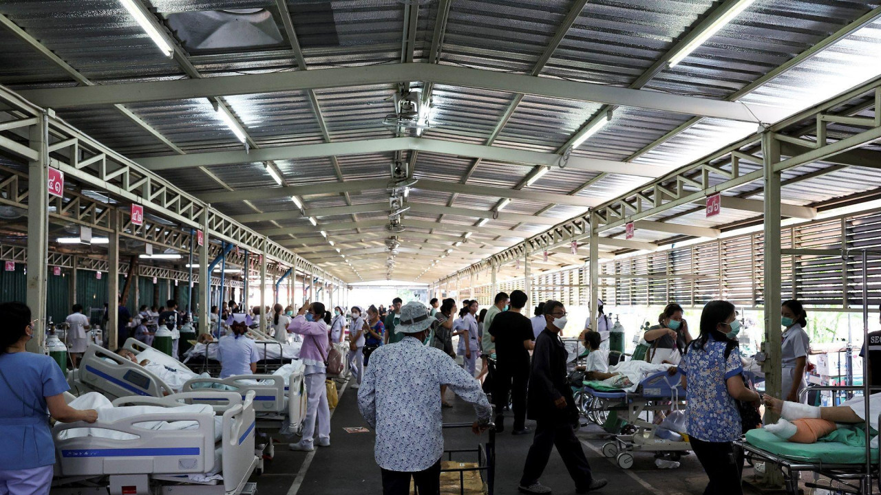 Ljudi leže u privremenoj bolnici na krevetima