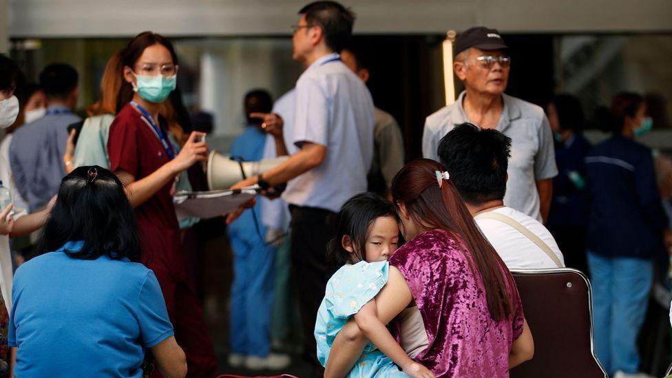 Pacijenti, njhove porodice i medicinari su evakuisani posle zemljotresa, u bolnici u Bangkoku