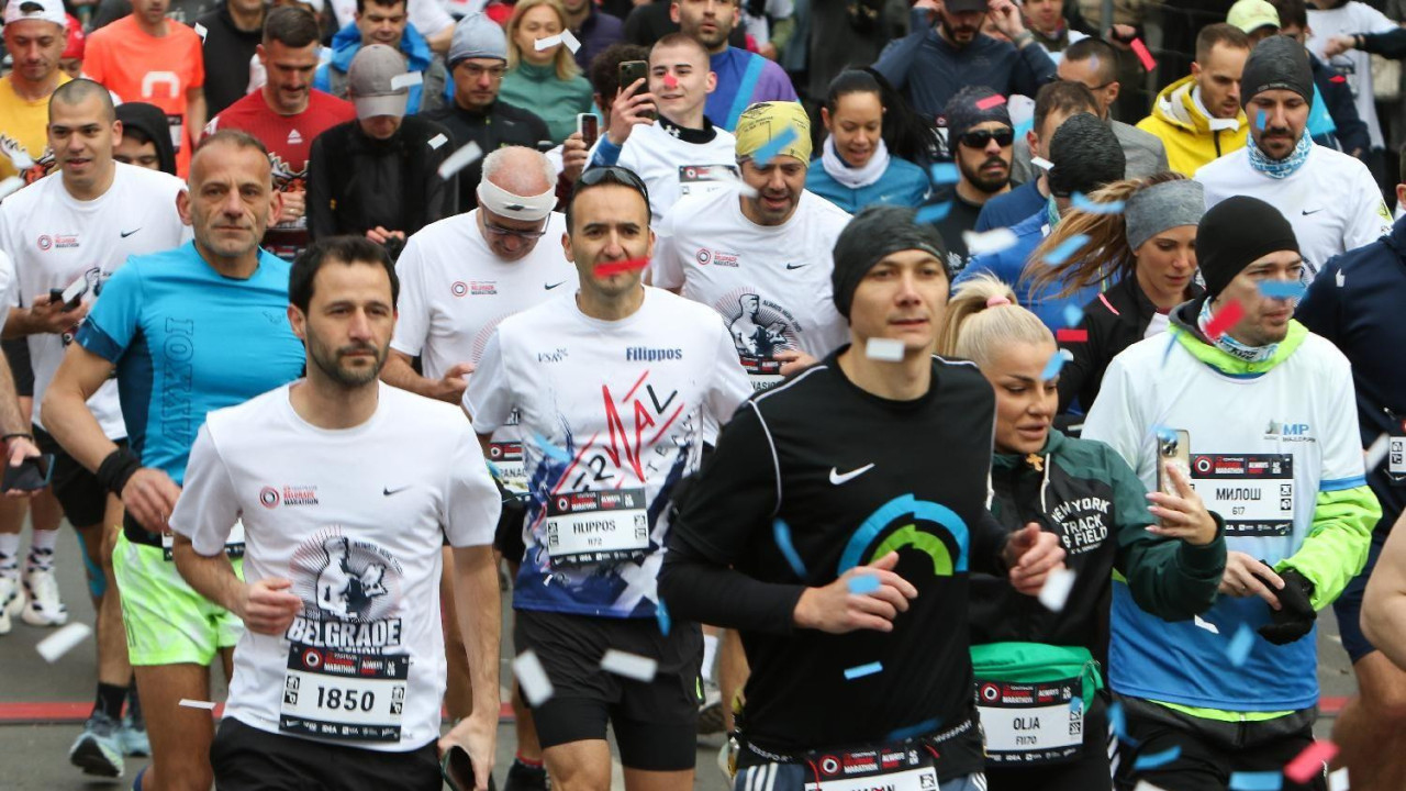 Trkači na početku trke u Beogradu