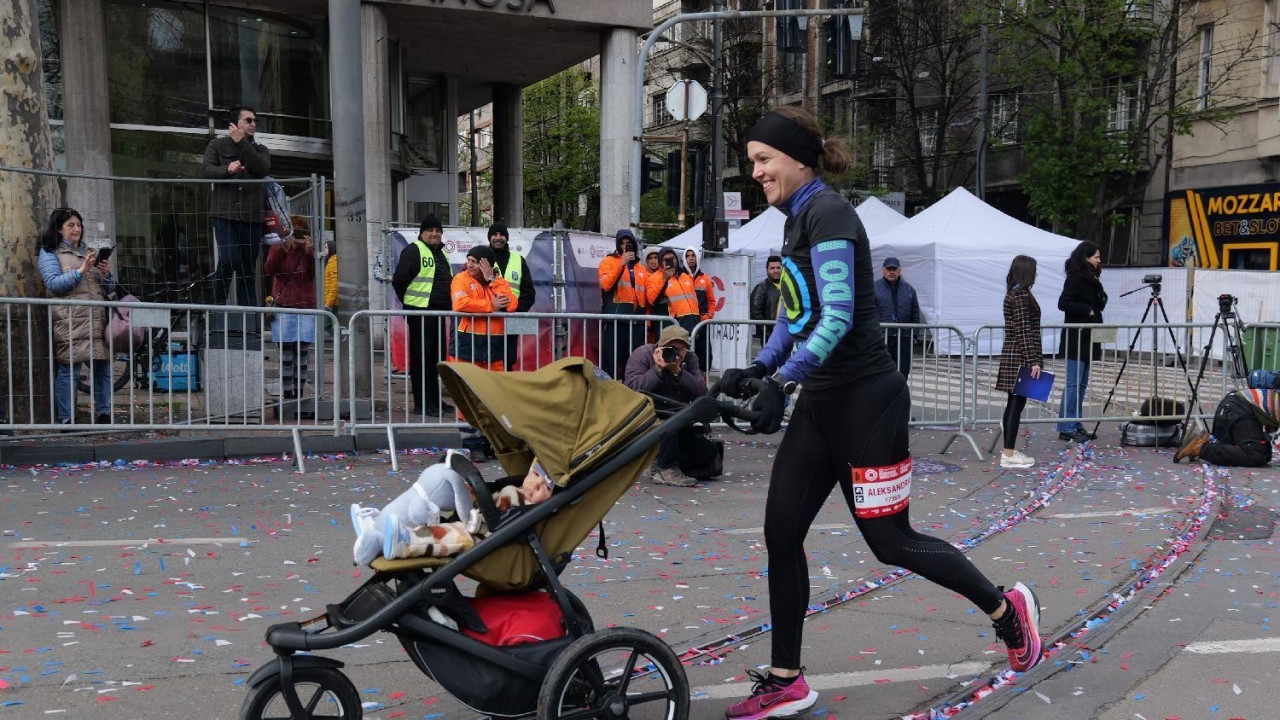 Devojka trči maraton i gura kolica sa bebom