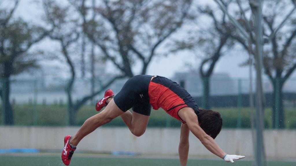 Muškarac trči na sve četiri