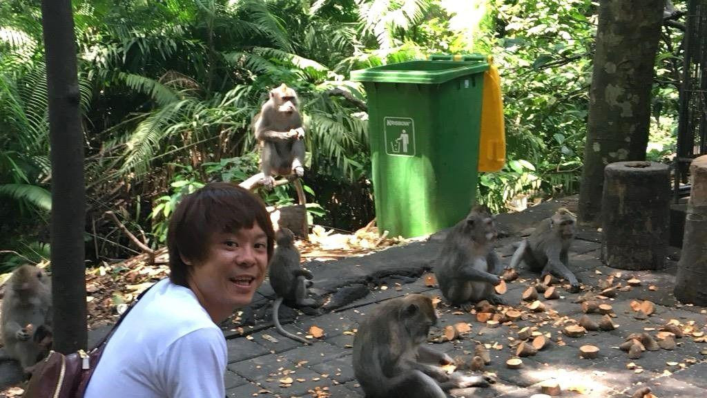 Muškarac pored majmuna