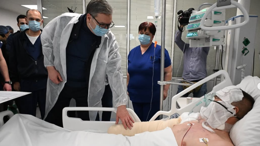 vučić na odeljenju intenzivne nege, Vučić na odeljenju intenzivne nege Kliničko-bolničkog centra Srbije u Beogradu, gde je 17. marta 2025. posetio jednog od povređenih u požaru u Kočanima, u Severnoj Makedoniji