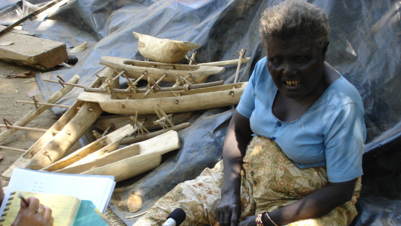 Boa dok pravi predmete od drveta