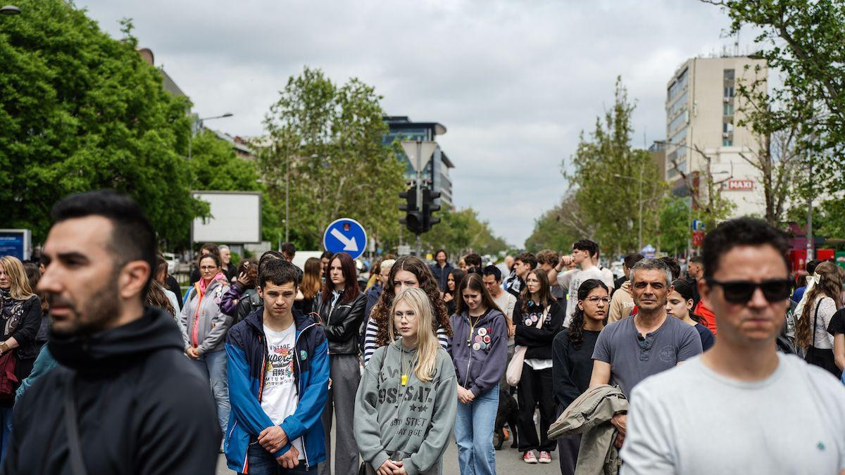 Protest je počeo i završio se šesnaestominutnom tišinom u znak sećanaj na žrtve pada nadstrešnice rekonstruisane železničke stanice u Novom Sadu 1. novembra 2024. godine 