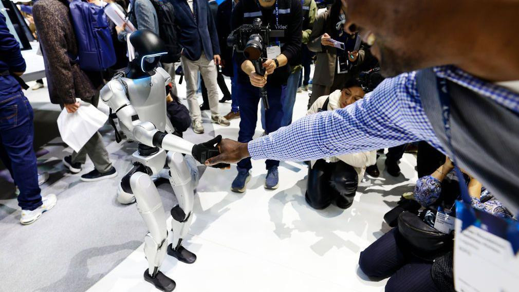 Robot Untiri G1 se rukuje sa posetiocima Mobajl svetskog kongresa 2025 u Barseloni, 5. marta 2025. 