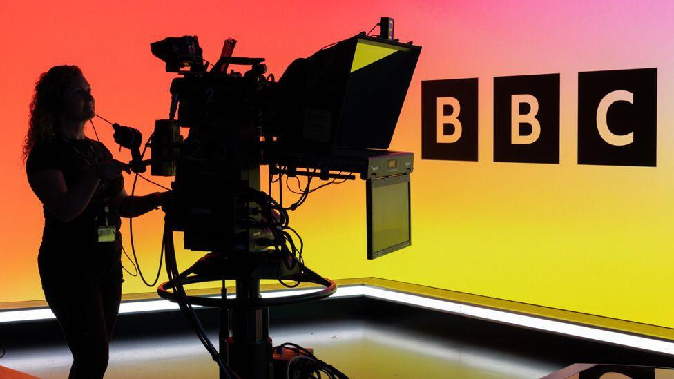 Silueta žene iza kamere u studiju BBC