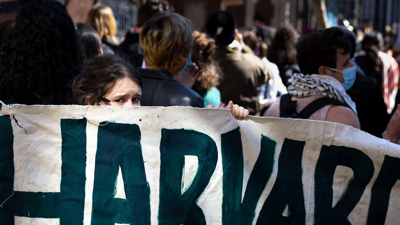 Grupa ljudi isped Univerziteta Harvard