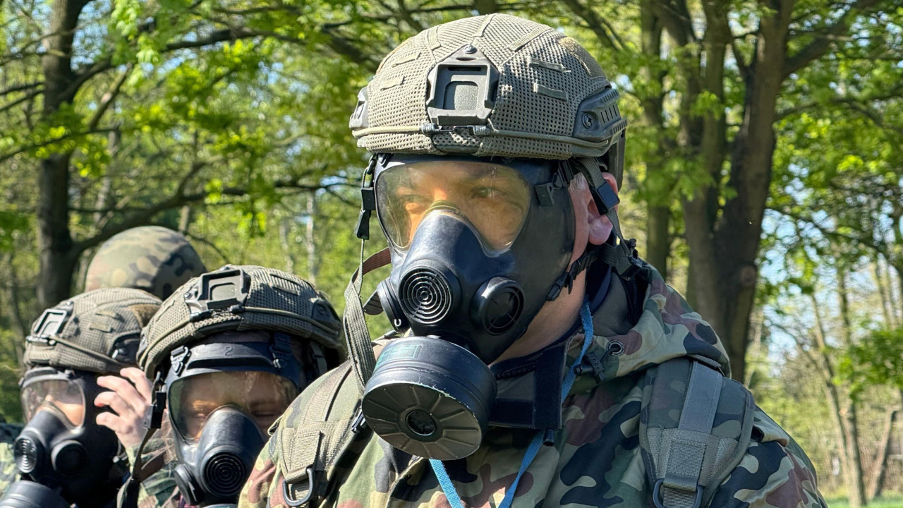Mladić u maskirnoj uniformi