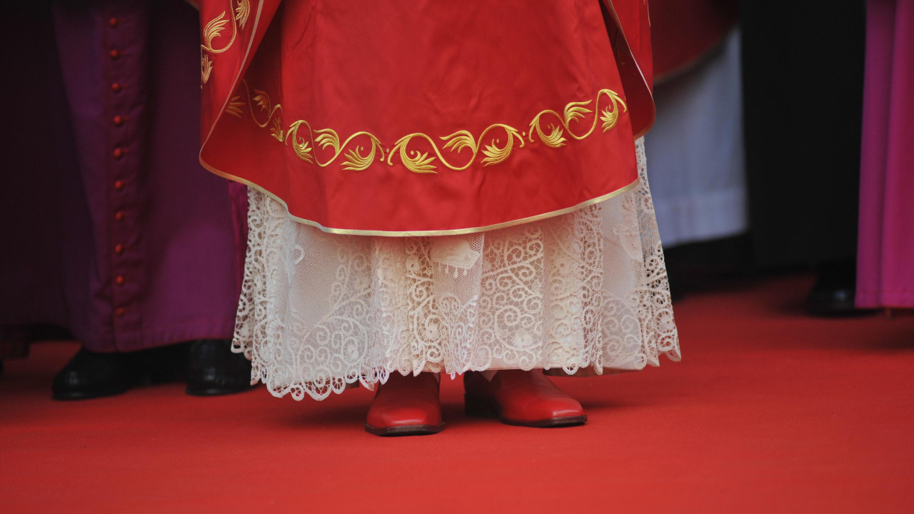 Crvene cipele Benedikta XVI bile su istaknuti deo njegovog papstva, nošene kao simbol moći i statusa