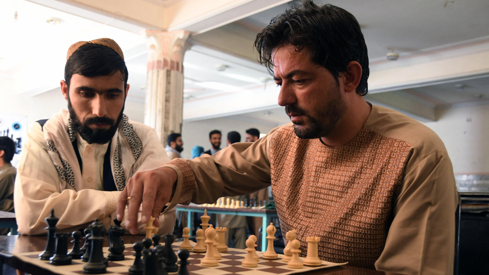 Muškarci igraju šah u Kandaharu (fotografija iz juna 2022.), avganistan, talibani zabranili šah, šah
