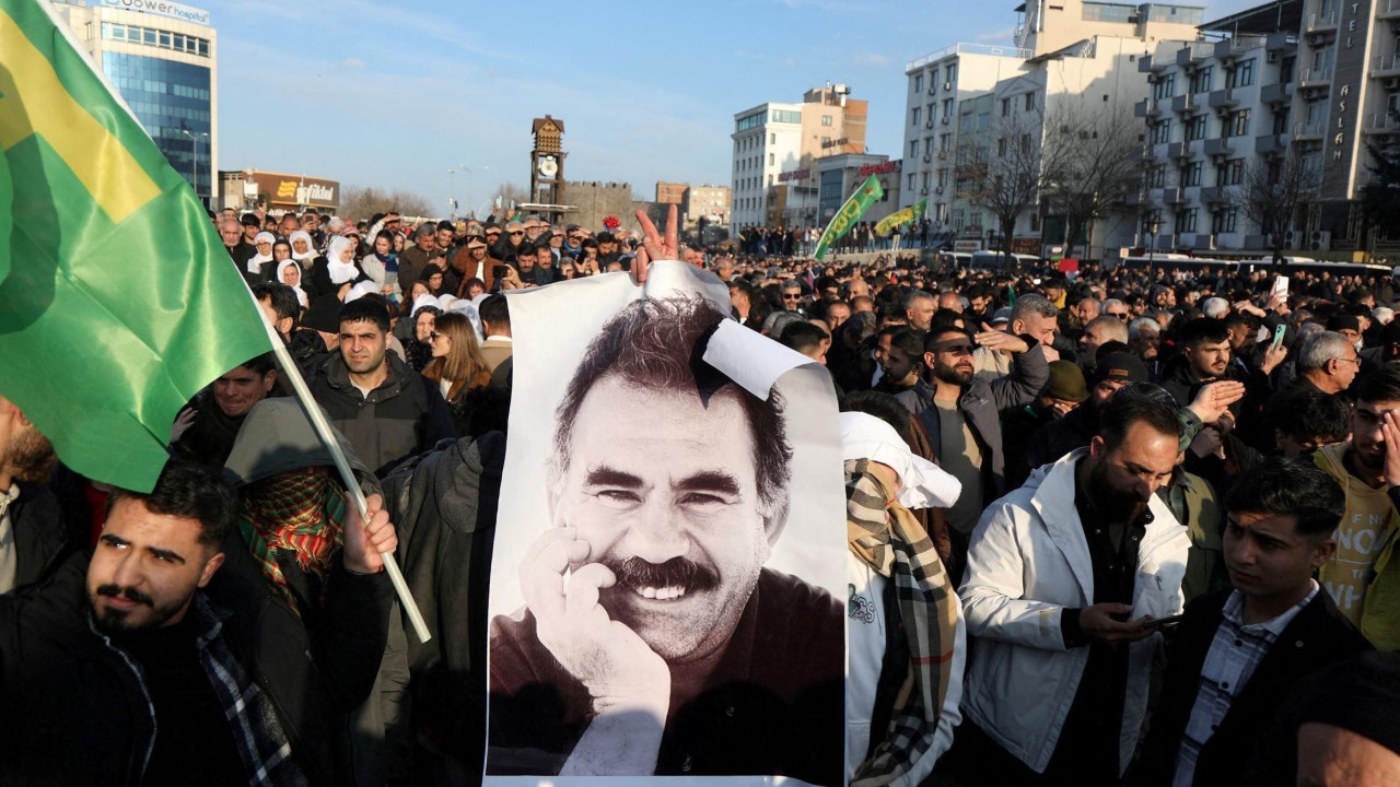 Demonstrant drži fotografiju zatvorenog kurdskog militantnog lidera Abdulaha Odžalana na skupu u Dijarbakiru, u Turskoj, u februaru.