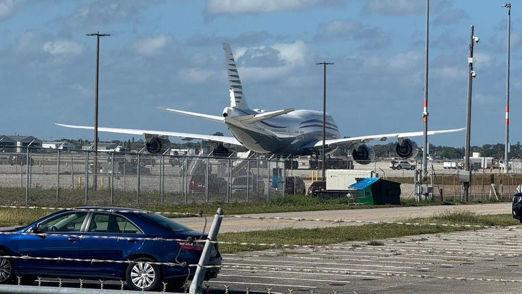 Tramp je posetio avion u Palm biču u petak    