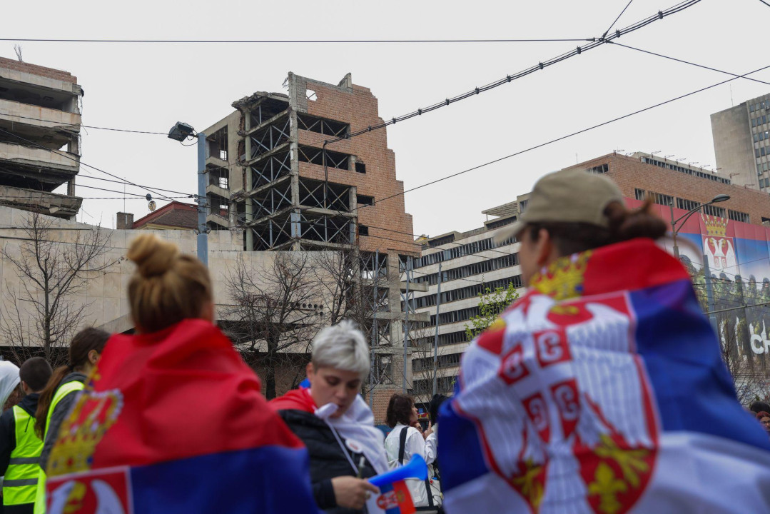 Ogrnute devojke zastavom Srbije