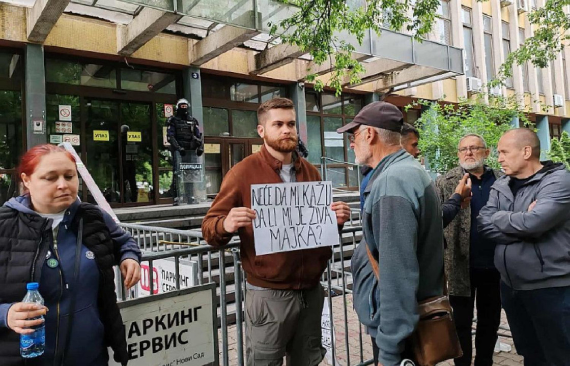 
                    Milan Čanak, sin pritvorene Marije Vasić koja štrajkuje glađu, ispred zgrade novosadskih pravosudnih organa sa transparentom: 'Neće da mi kažu da li mi je živa majka', bl