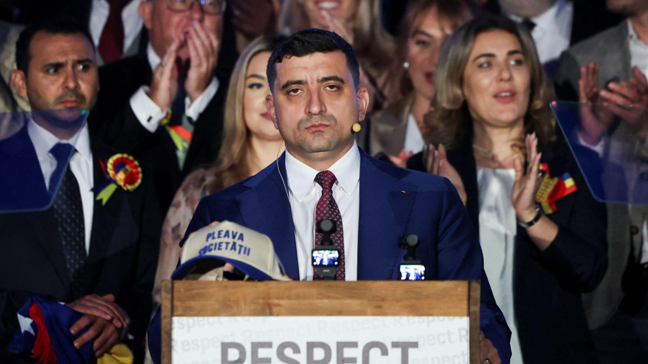 Kandidat za predsednika Rumunije gleda u kameru