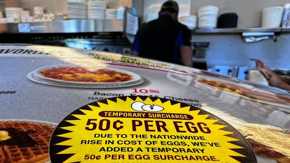 Jarko žuti znak sa natpisom „50 centi po jajetu“ na pultu u ogranku Kuća Vafla u Merilendu, SAD, februar 2025.