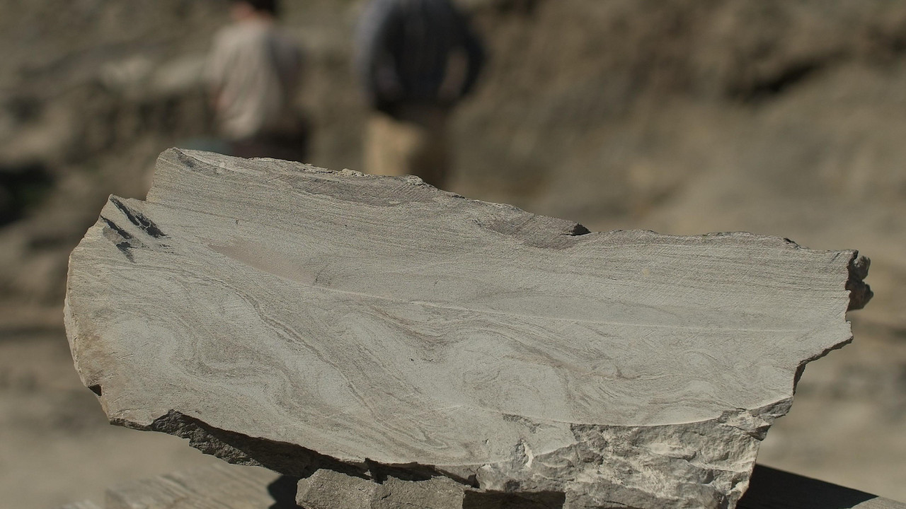 U steni pronađenoj u koritu reke vidi se oblik talasa