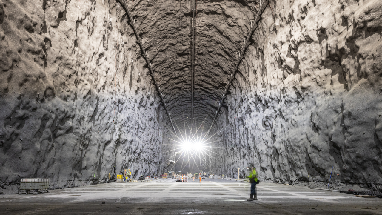 Pećina osvetljena jarkim belim električnim svetlima koja formiraju dva zvezdasta bljeska