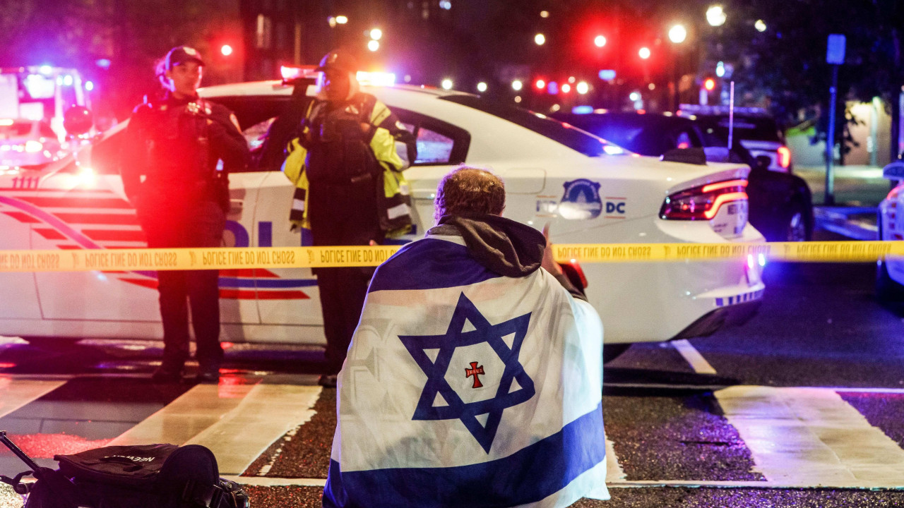 Muškarac sa izraelskom zastavom na mestu zločina