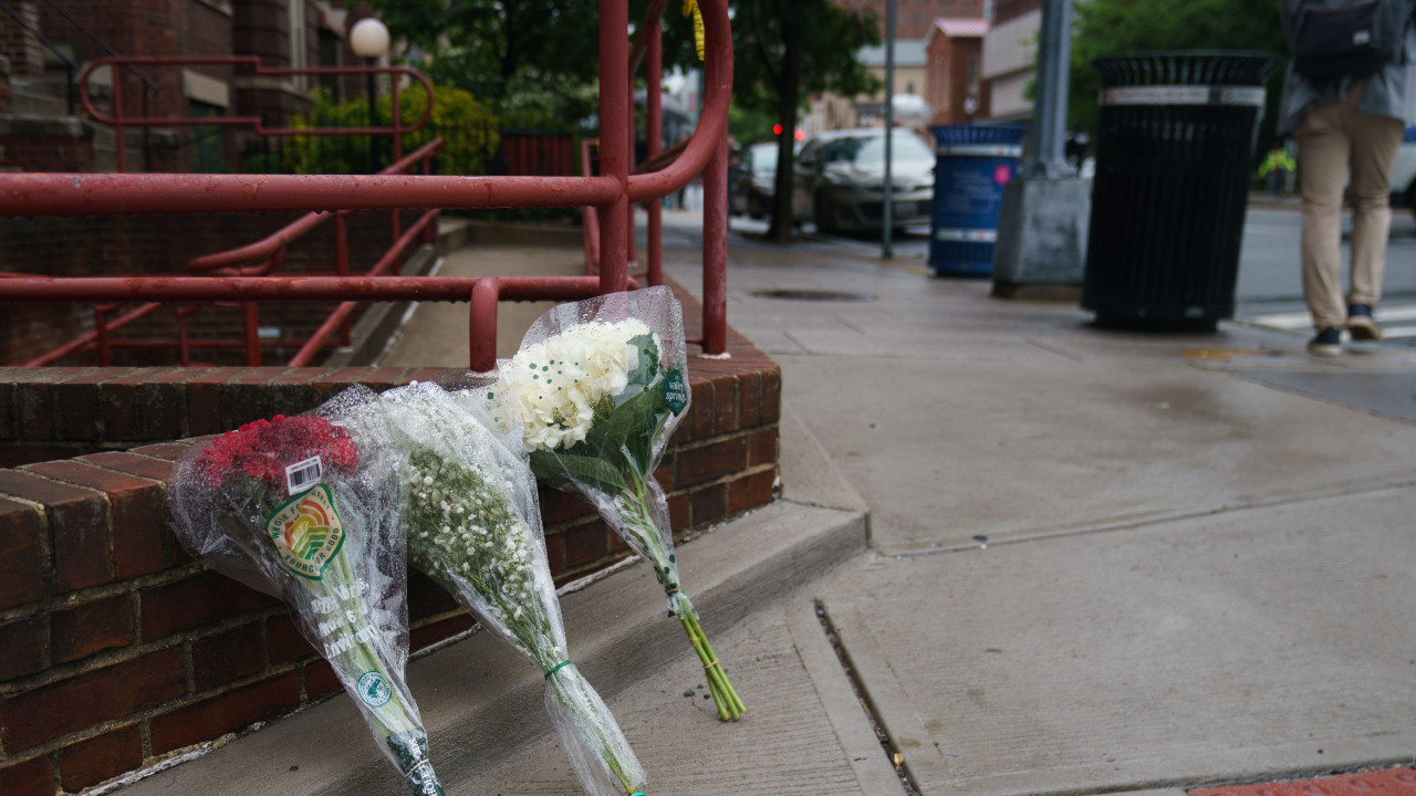 Cveće naslonjeno na zid na mestu ubistva dvoje Izraelaca u Vašingtonu