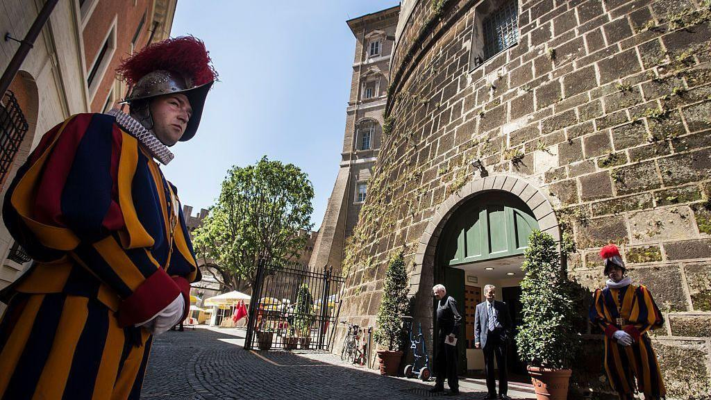 Institut za religijske radove (IOR) vrši funkciju sličnu bankarskoj, zbog čega je poznatiji kao Vatikanska banka