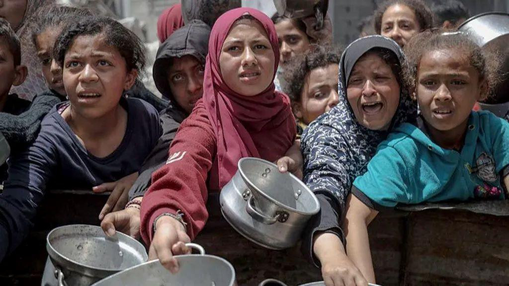 Izbeglice u Gazi čekaju hranu