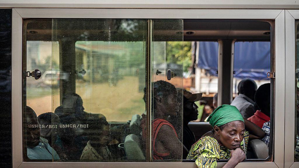 Izbeglice iz Konga gledaju kroz prozor autobusa 