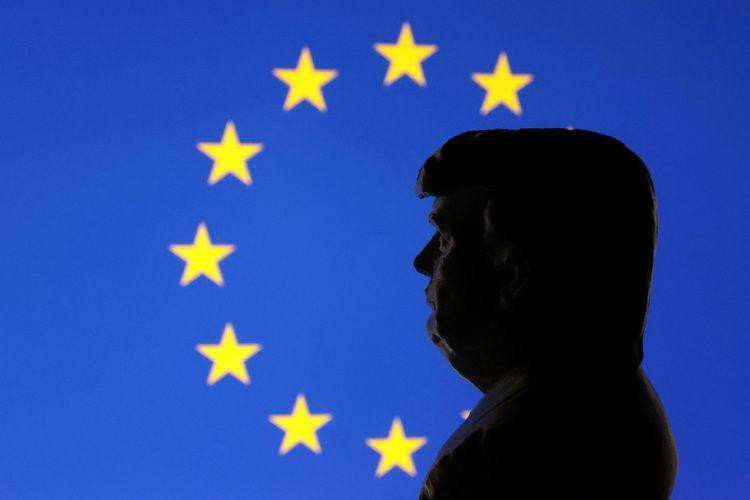 Ilustracija 3D štampanog modela američkog predsednika Donalda Trampa i zastave EU