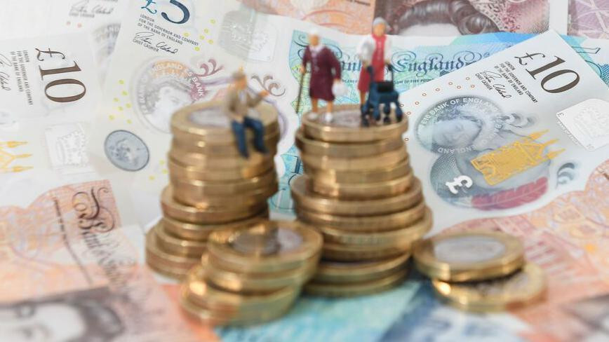 Kovanice, papirni novac i figure starijih ljudi