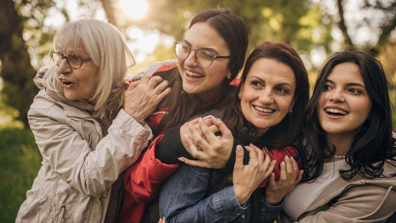 Žene različitih generacija na slici