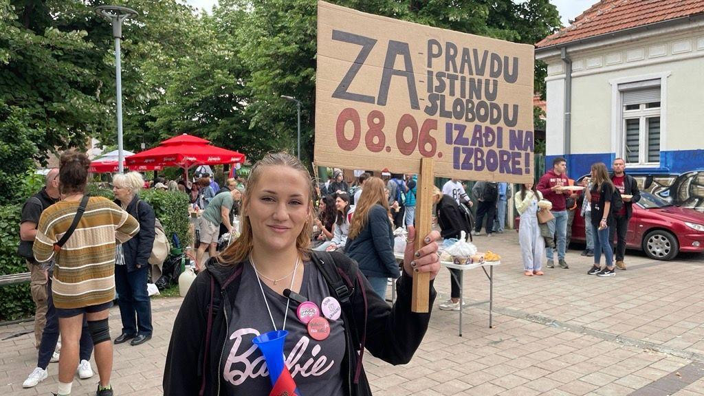 Aleksandra studentkinja sa transparentom Za pravdu, istinu, slobodu, izađi na izbore 8. juna. 