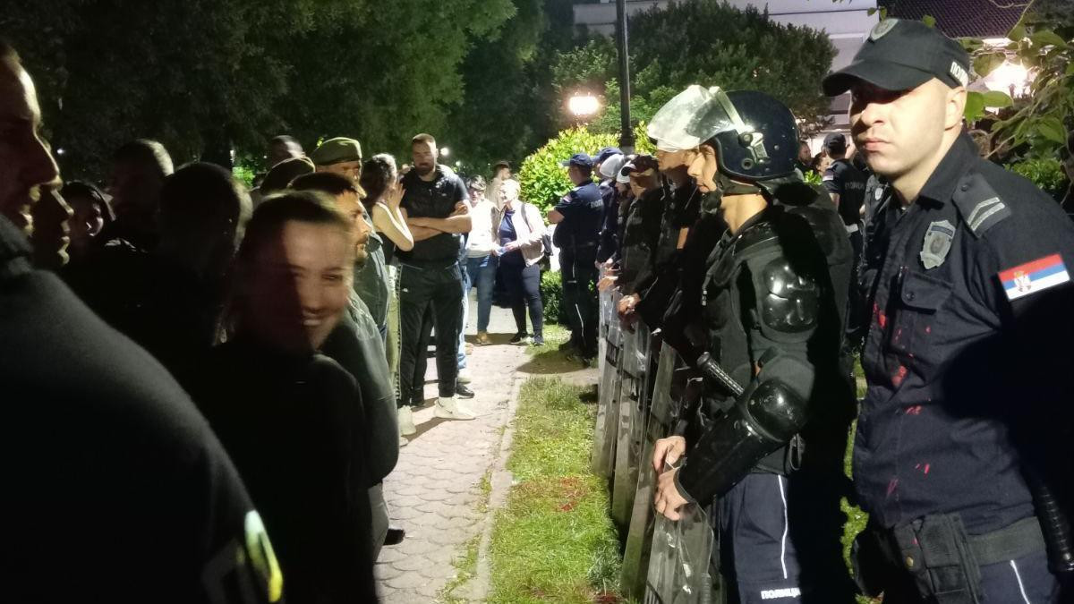 Policijski kordon između dva skupa u Kuli 
