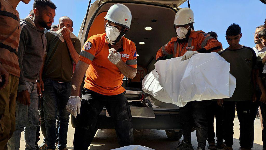 Ekipe civilne odbrane odnose telo Palestinca posle izraelskog vazdušnog udara na stambene delove Kan Juniza, na jugu Gaze, 23. maj 2025