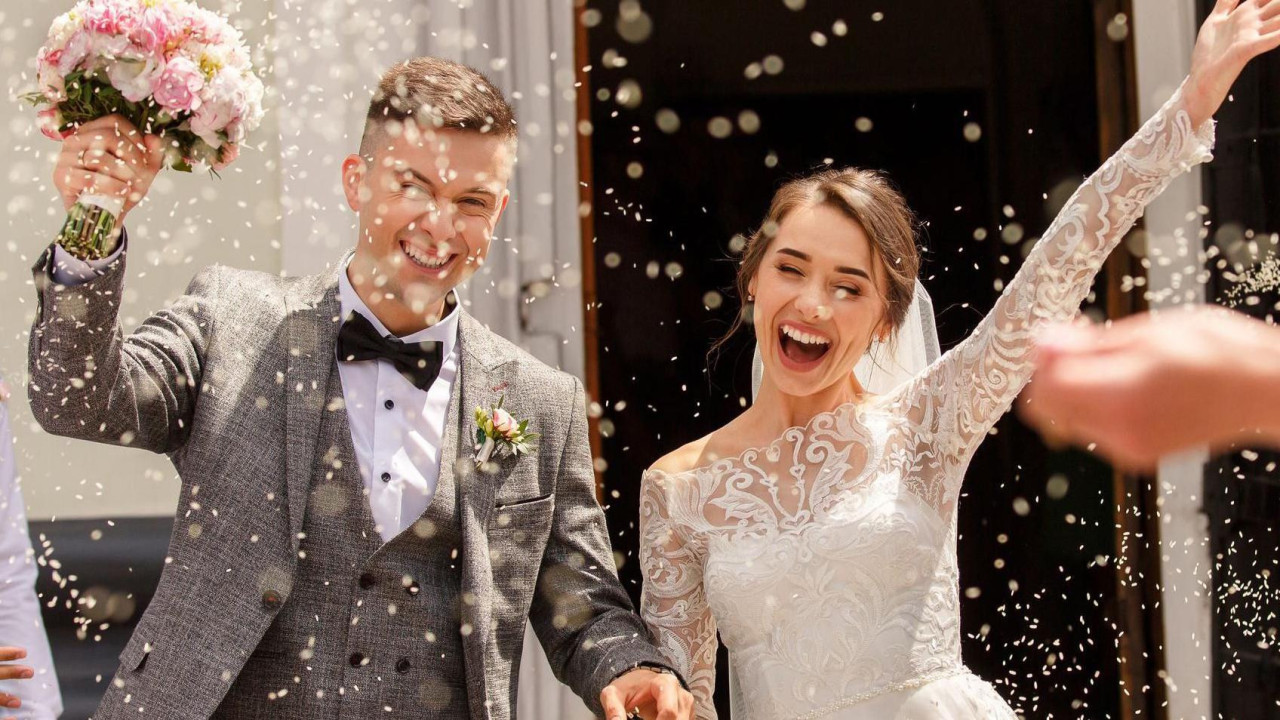 Gosti bacaju konfete na mladu i mladoženju 