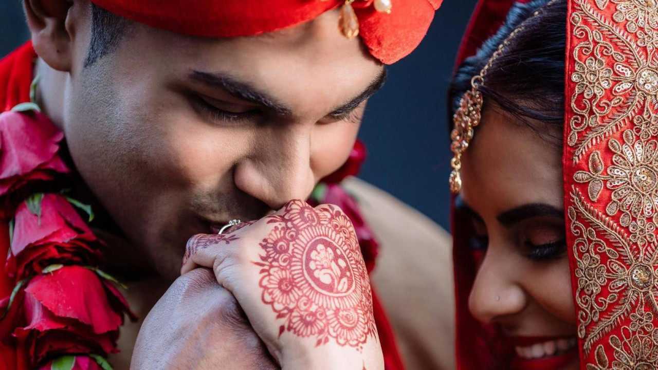 Snimak srećnog mladog para na dan njihovog venčanja