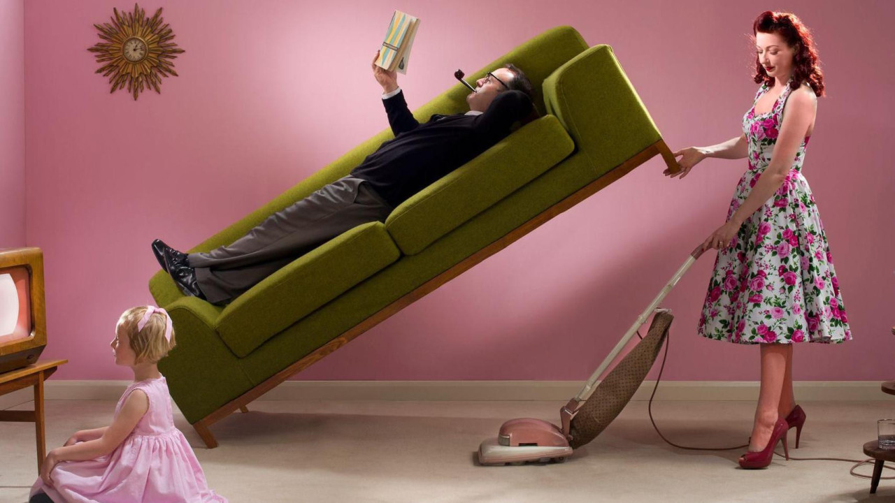 Glamurozna domaćica iz 1950-ih se bavi čišćenjem