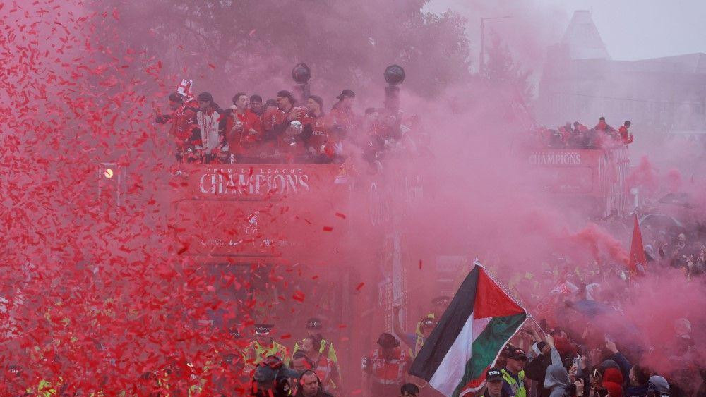liverpul, navijači liverpula, palestinska zastava među navijačima liverpula