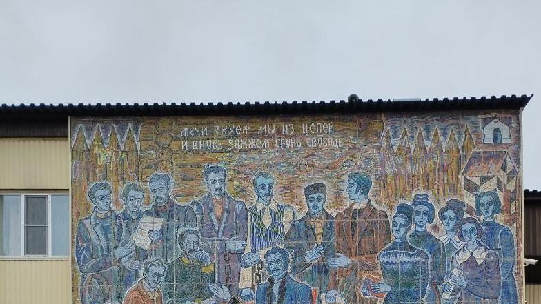 Filonova pred mozaikom na kojem Dekabristi čitaju Puškinovu pesmu „U dubinama sibirskih rudnika"