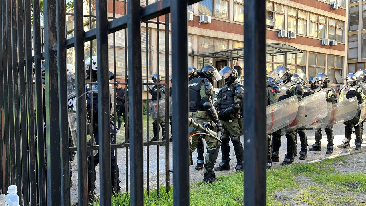 Jake snage žandarmerije pred ulazom u sud u Novom Sadu