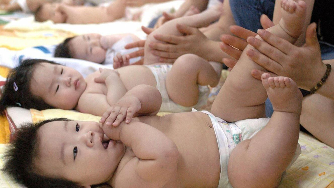 Bebe leže na leđima u Južnoj Koreji dok ih masiraju