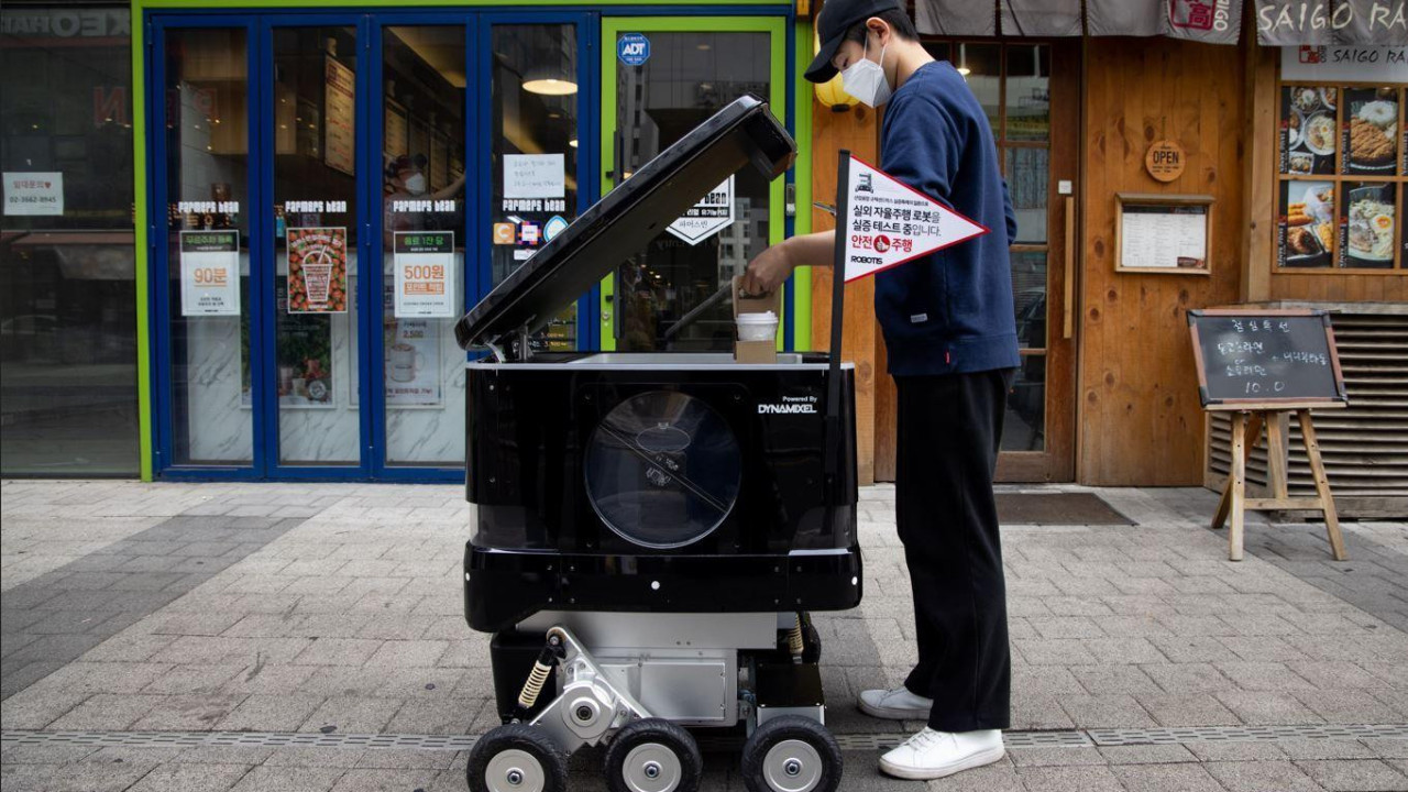 Robot koji donosi hranu i čovek koji se poslužuje