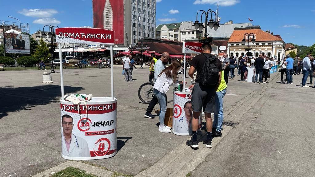 Štand doktora Nenada Ristovića na zaječarskom trgu, izbori u zaječaru